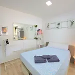Azure Studi With Large Terrace & Full Kitchen Center By Namaste Elite *
