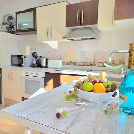 Azure Studi With Large Terrace & Full Kitchen Center By Namaste Elite Apartman *