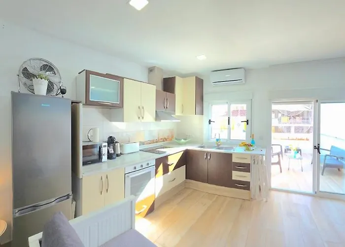 Azure Studi With Large Terrace & Full Kitchen Center By Namaste Elite Appartamento Torremolinos